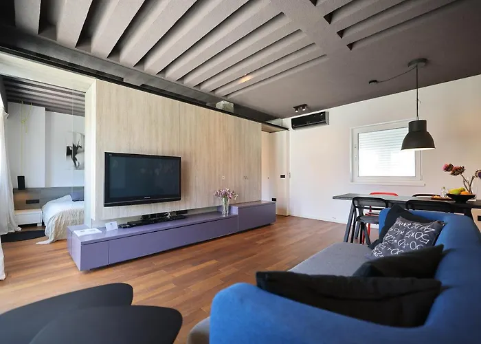 F Апартаменты *