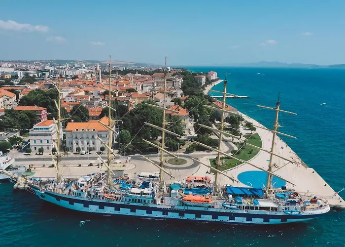 Апартаменты F *